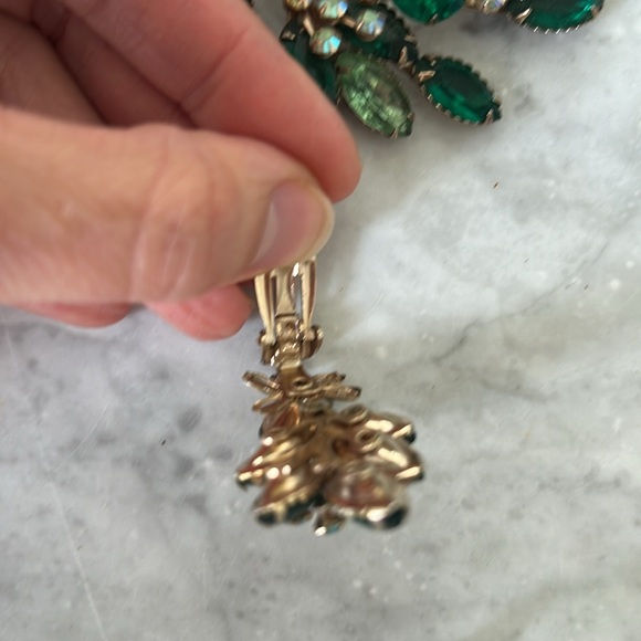 Exquisite Vintage Emerald Green Brooch and Clip Earrings - Picture 4 of 6